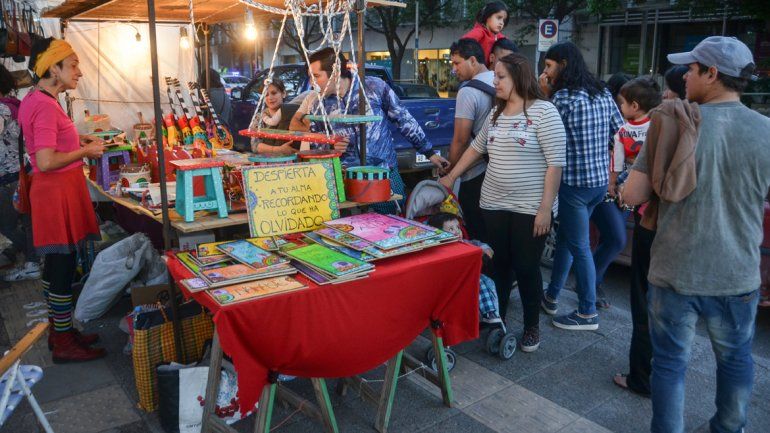 Decenas de artesanos armaron sus puestos en la Avenida Argentina.