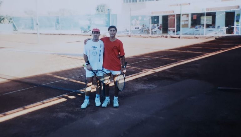 Damián y su pasión por el tenis en el club Independiente de Neuquén. Damián y su pasión por el tenis en el club Independiente de Neuquén.