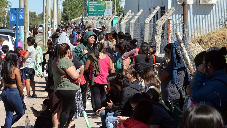 Cinco cuadras de fila y once horas de espera por el kit escolar en el Oeste