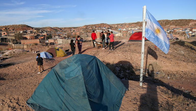 De baldío a barrio improvisado: 18 familias se instalaron con carpas en reclamo de un techo