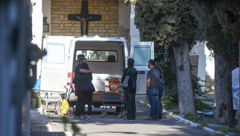 Argentina superó los 100 mil muertos en 16 meses y una semana | LM Neuquen Argentina superó los 100 mil muertos en 16 meses y una semana