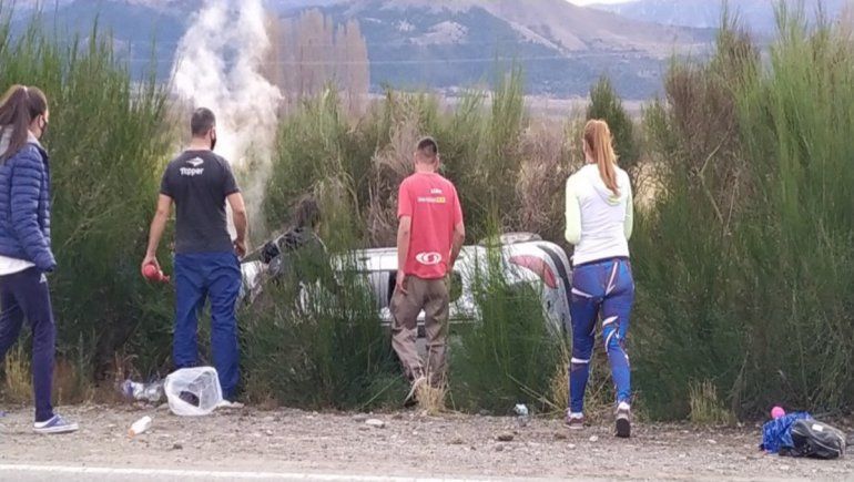 Indignante: manejaba borracho con dos niños a bordo y volcó