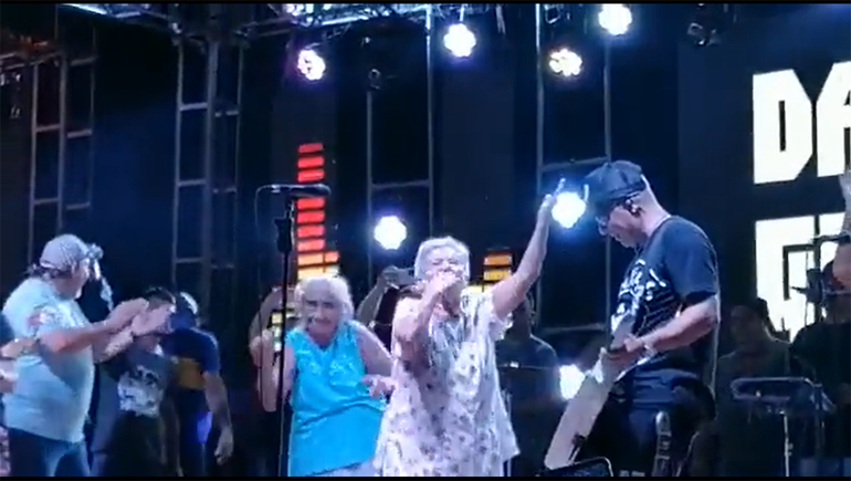 Ancianas ATR: se subieron al escenario y bailaron con Pablo Lescano