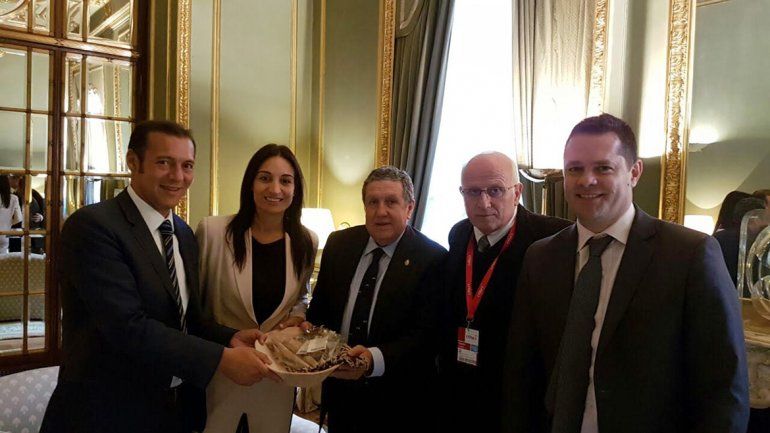 El embajador Ramón Puerta recibió a Omar Gutiérrez con parte de la comitiva neuquina que viajó a España a promocionar el turismo local.