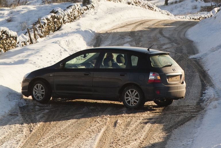 La cadena líquida es una solución ideal para salir de un mal momento en un camino con nieve. La cadena líquida es una solución ideal para salir de un mal momento en un camino con nieve.
