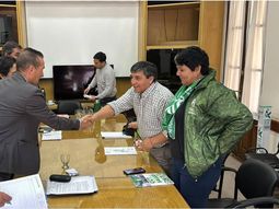 Carlos Quinrtiqueo y el secretario de Gobierno, Jorge Tobares. Carlos Quinrtiqueo y el secretario de Gobierno, Jorge Tobares.