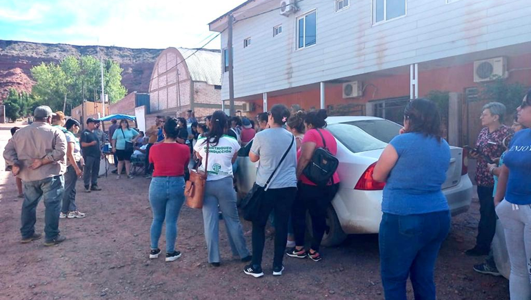 Crisis en Añelo: tomaron el corralón por un despido y salarios en negro