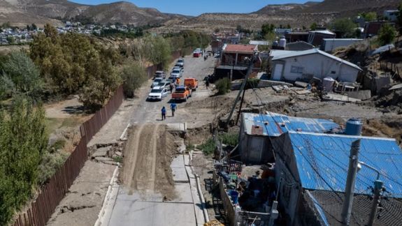 Una rampa improvizada en el ingreso a uno de los barrios de Comodoro Rivadavia que quedó inhabitable.
