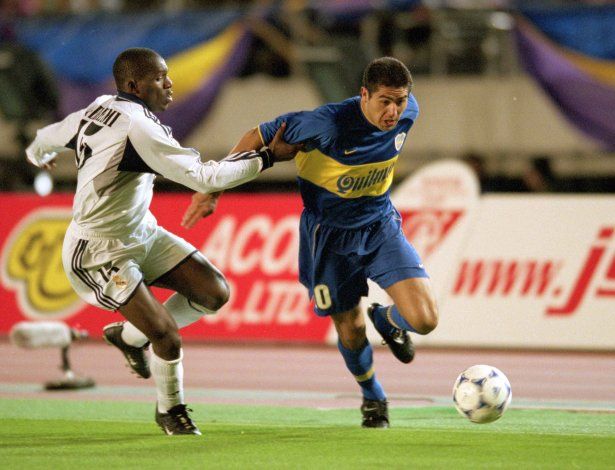 Juan Román Riquelme con la pelota. Aquella final lo elevó a la altura de ídolo total.
