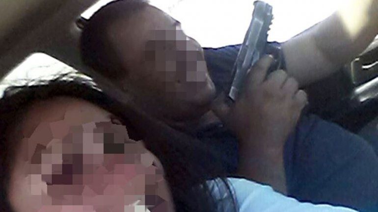 La fotografía del policía con su arma reglamentaria dentro de un auto apareció el martes por primera vez.