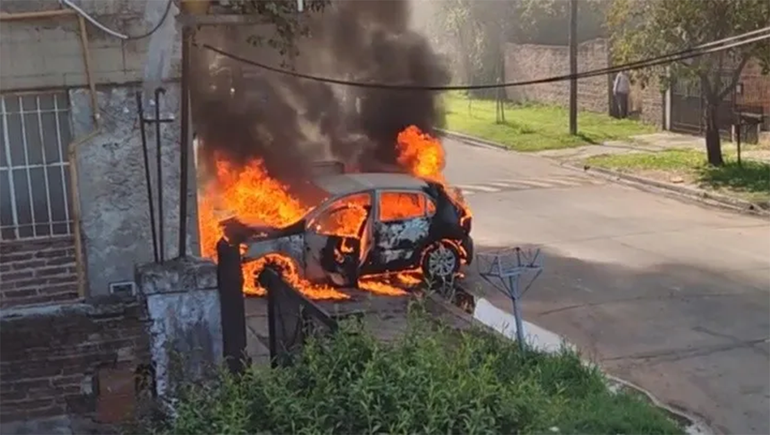 Video: con su bebé en brazos, le prendió fuego el auto al ex