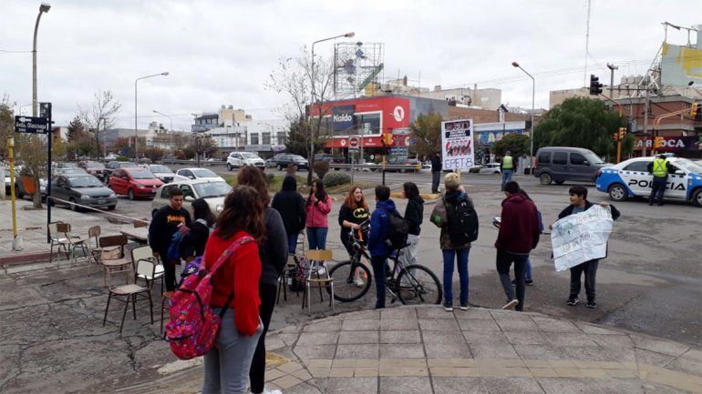 Sigue el reclamo en la EPET 8: no hay clases y cortan calles