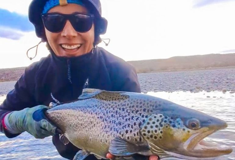 La mujer que hace historia en la pesca neuquina y que busca inspirar a otras