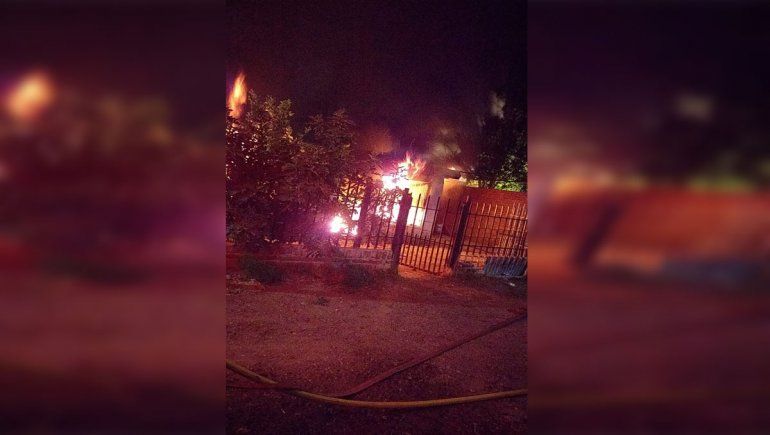 Descontrol: asalto a un taxista terminó con una casa incendiada en Plottier
