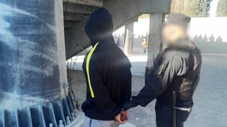 Puerto Madryn: lo detuvieron en la cancha de Deportivo Madryn por incumplir una orden de restricción. Puerto Madryn: lo detuvieron en la cancha de Deportivo Madryn por incumplir una orden de restricción.