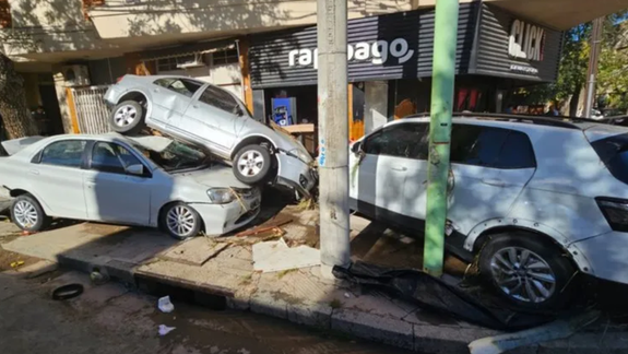 La imagen más repetida el día después en Bahía Blanca. Autos encima de otros / Fotos&nbsp;&nbsp;