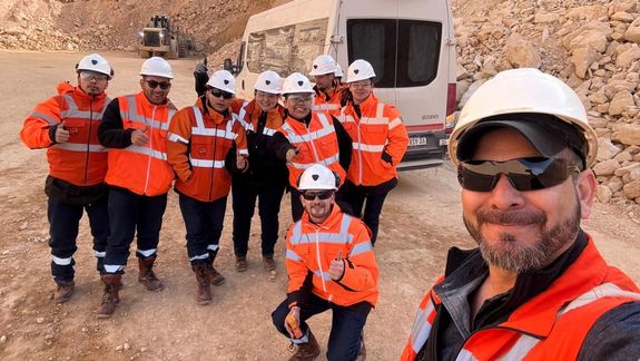 Agustín Del Castillo, gerente De Asuntos Institucionales y Comunicación de Cerro Vanguardia, desde el llano. Foto: gentileza Cerro Vanguardia.