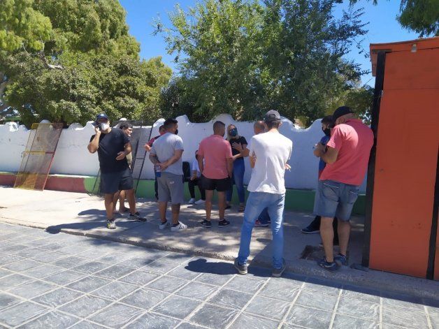 Los comerciantes interceptaron a los inspectores de la Secretaría de Trabajo. El miércoles volverán a reunirse.&nbsp;