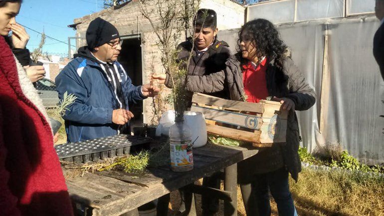 Una especialista en agricultura urbana del INTA durante un taller.