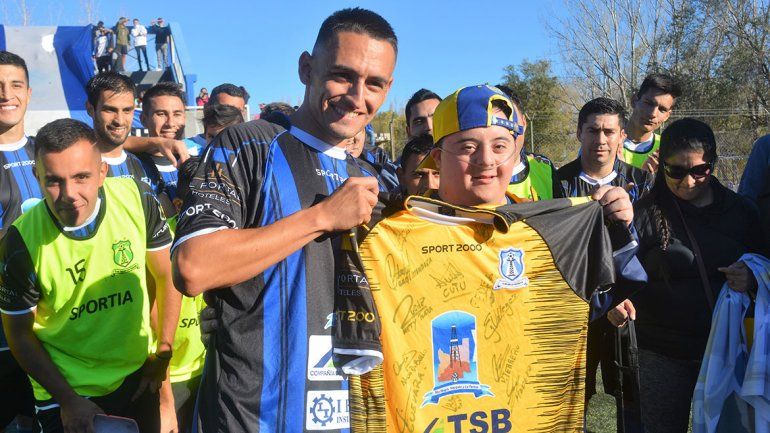 Francis, el amigo de Tevez, reconocido y ovacionado por todo Rincón