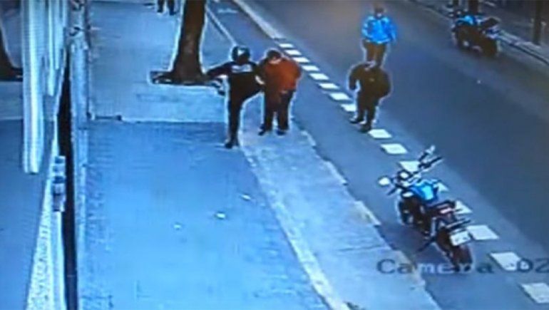 Le pegó una patada un Policía y murió