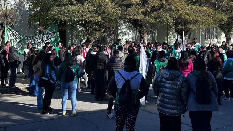 Sin clases: porteros de Zapala iniciaron paro por falta de cargos | LM Neuquen Sin clases: porteros de Zapala iniciaron paro por falta de cargos