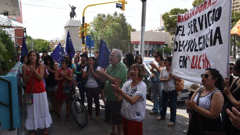 Despedidas del 0800-Mujer protestaron frente al Municipio