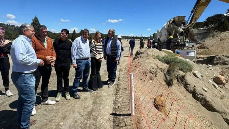 Rolando Figueroa y su gabinete, con el ministro de Economía, Guillermo Koenig, en una recorrida de obra en la zona Sur de la provincia de Neuquén. Rolando Figueroa y su gabinete, con el ministro de Economía, Guillermo Koenig, en una recorrida de obra en la zona Sur de la provincia de Neuquén.