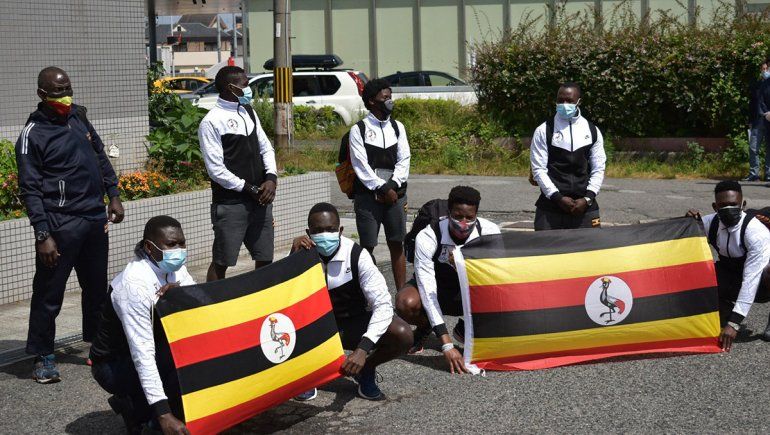 Julius Ssekitoleko junto al resto del equipo olímpico de Uganda.