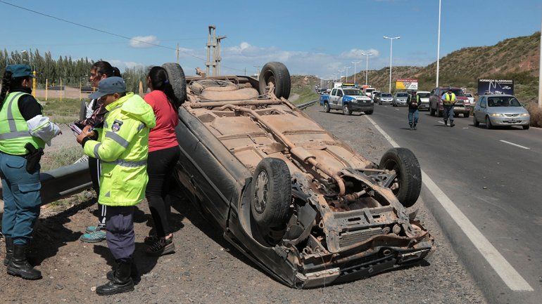 Ruta 7: se le cruzó una bolsa por el viento, se asustó, chocó contra el guardarrail y volcó