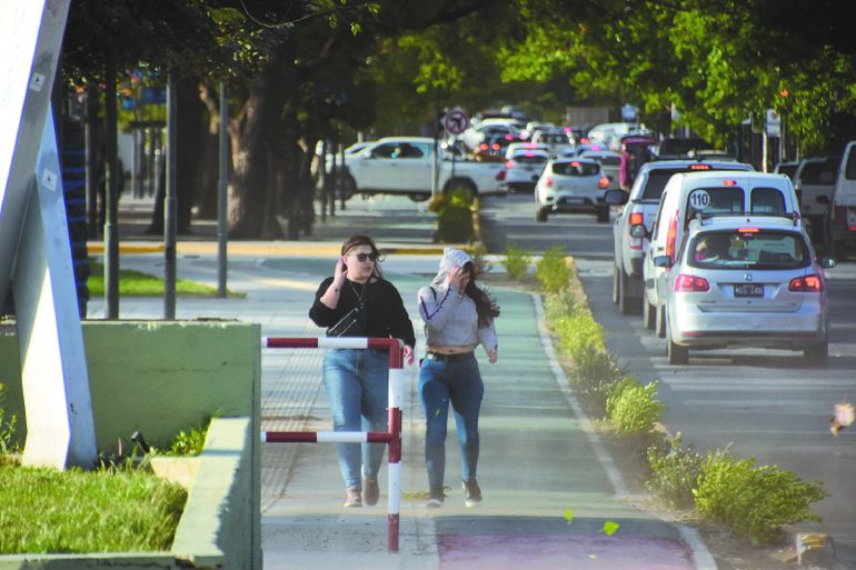 Las ráfagas se sintieron con fuerza en la capital neuquina. Las ráfagas se sintieron con fuerza en la capital neuquina.