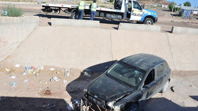 Manejaba borracha y denunció que su ex la persiguió, la chocó y cayó a un canal en Z1 