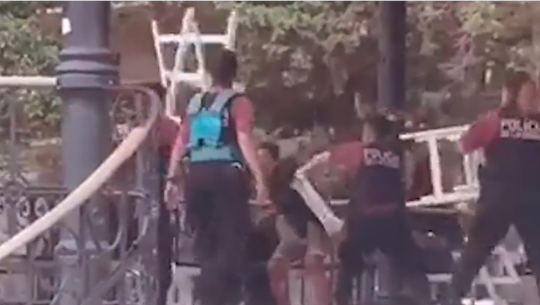 Policías detuvieron a sillazos a un hombre que los atacó con un palo