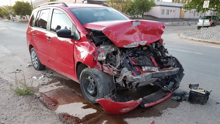 Chocó violentamente a una combi y se negó al test de alcoholemia