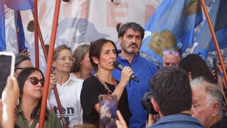 Cintia Galetto, secretaria Adjunta de ATEN, junto a Ángel Zalazar, secretario Gremial. | LM Neuquen Cintia Galetto, secretaria Adjunta de ATEN, junto a Ángel Zalazar, secretario Gremial.