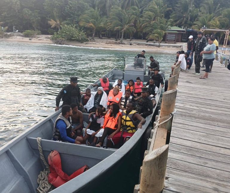 Los sobrevivientes fueron llevados primeroa Cayos Cochinos para recibir la primera atención médica. Los sobrevivientes fueron llevados primeroa Cayos Cochinos para recibir la primera atención médica.