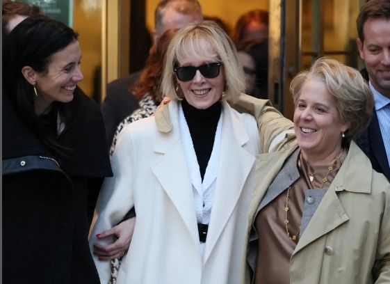E. Jean Carroll al salir de tribunales con sus representantes legales.