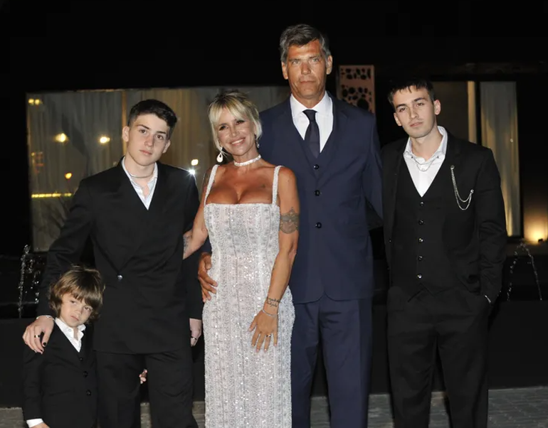 Felipe, Juan y Tomás, los hijos de la actriz, lucieron trajes combinados para la boda.