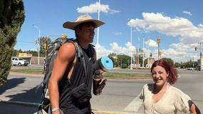 Marcos Giles viajó hasta Bariloche a dedo para colaborar en la lucha contra los incendios. | LM Neuquen Marcos Giles viajó hasta Bariloche a dedo para colaborar en la lucha contra los incendios.