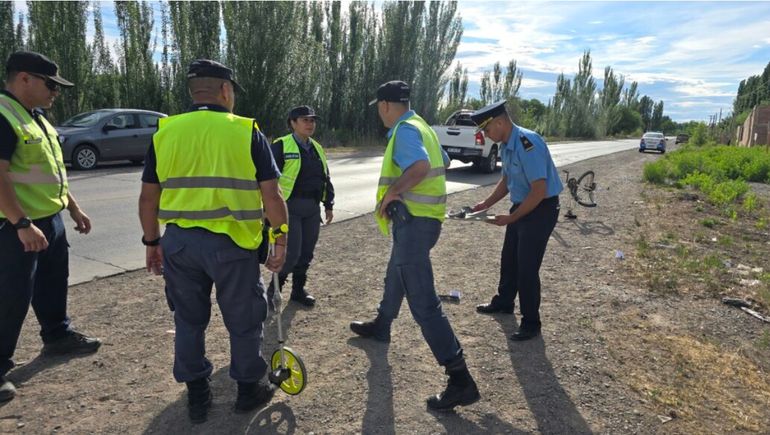 Un conductor alcoholizado atropelló a una ciclista y la dejo abandonada en la vera de la ruta en Centenario. (Foto: Gentileza Centenario Digital) Un conductor alcoholizado atropelló a una ciclista y la dejo abandonada en la vera de la ruta en Centenario. (Foto: Gentileza Centenario Digital)