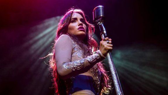 Lali, emocionada, agradeció el esfuerzo de su seguidora en su show.