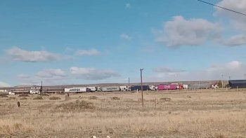 Cientos de camiones varados en Las Lajas esperan cruzar por el paso fronterizo Pino Hachado. 