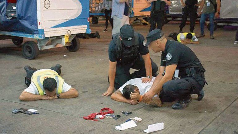 Robaban los objetos en la plataforma de carga y descarga de los aviones.