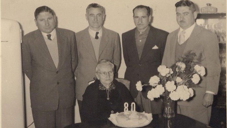 Hermanos Osés y su madre.