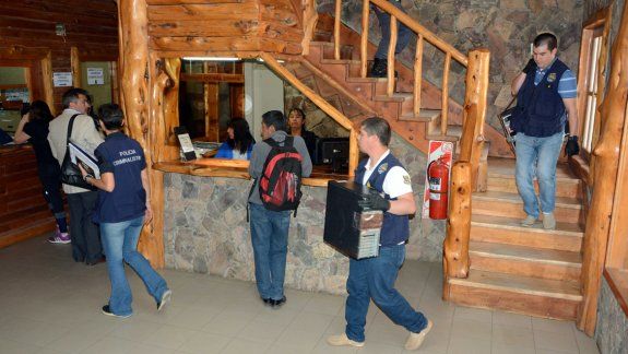 Personal policial, ayer, durante el allanamiento realizado en la Municipalidad de Junín de los Andes.