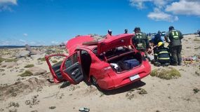 Vuelco en la Ruta 13: dos neuquinos que volvían de chile resultaron heridos | LM Neuquen Vuelco en la Ruta 13: dos neuquinos que volvían de chile resultaron heridos