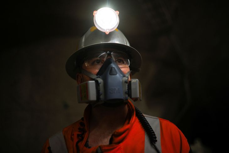 Nuevo convenio colectivo minero: Extienden licencias de maternidad y paternidad