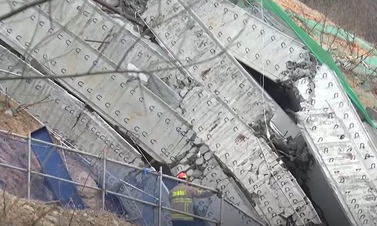 El puente que colapsó conectaba la sección Ansan-Yongin, en un tramo de la autopista Seúl-Sejong, en Corea del Sur. El puente que colapsó conectaba la sección Ansan-Yongin, en un tramo de la autopista Seúl-Sejong, en Corea del Sur.