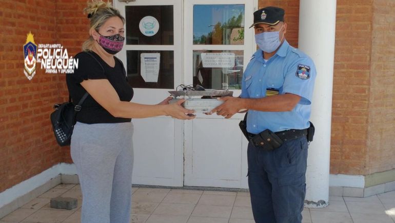 Verdulera feliz, recuperó las balanzas que le habían robado