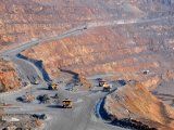 Foto de archivo ilustrativa de camiones en la mina de cobre Jiangxi Copper en Dexing, en la provincia china de JiangxiDic 16, 2015. REUTERS/Stringer ATENCIÓN EDITORES, ESTA IMAGEN FUE PROVISTA POR